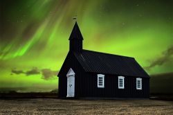 Island - Budir Kirche mit Nordlicht
